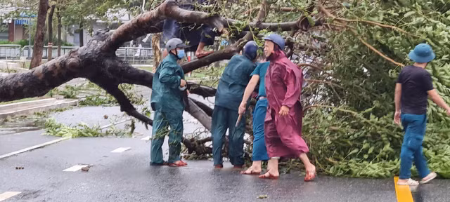 Can canh TP Da Nang khi sieu bao Noru quet qua-Hinh-10