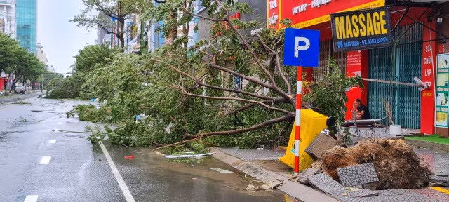 Can canh TP Da Nang khi sieu bao Noru quet qua-Hinh-7