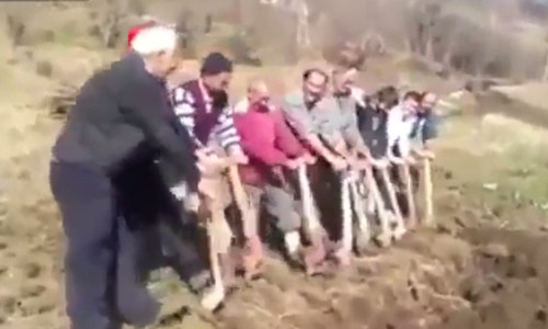 Nông dân sáng tạo cuốc đất bá đạo nhất quả đất Nong dan sang tao cuoc dat ba dao nhat qua dat