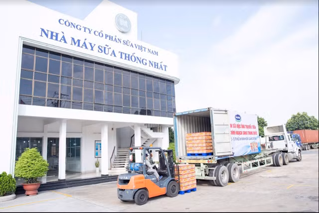 Lo sua Vinamilk xuat cang sang Trung Quoc, tin vui cho nganh sua giua dai dich