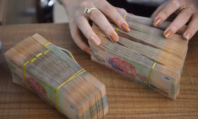 Lai suat huy dong se phai chiu ap luc tang nhe