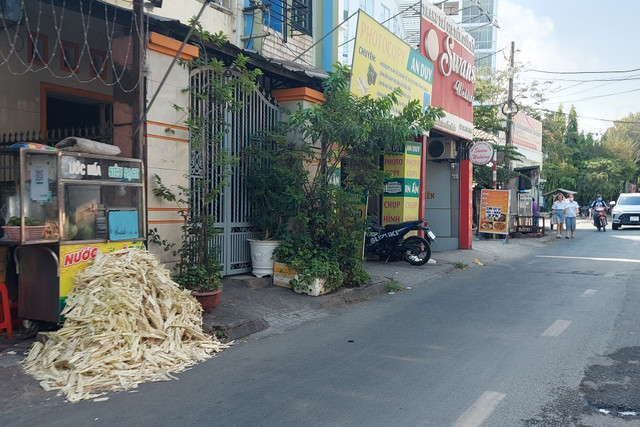 Can canh duong Chuong Duong sap duoc cai tao cong thoat nuoc, via he-Hinh-5