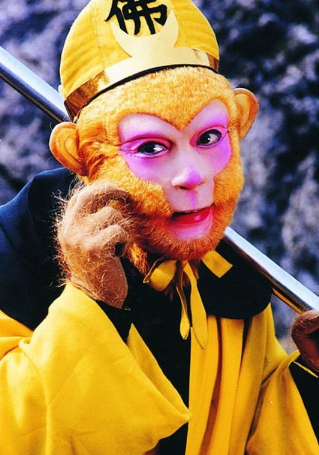 Sự xuất hiện của nhân vật nguy hiểm này cũng làm sáng tỏ sự thật không chỉ có Tôn Ngộ Không là con khỉ duy nhất được sinh ra từ Nữ Oa mà còn còn có Lục Nhĩ Di Hầu, Xích Khao Mã Hầu và Thông Túy Viên Hầu. Tổng cộng có 4 con khỉ đá trong đó Tôn Ngộ Không là Linh Minh Thạch Hầu sinh cuối cùng và là em út trong số 4 khỉ đá.