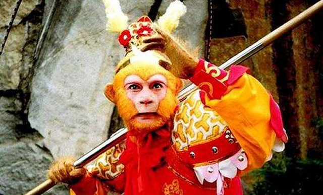 Đầu tiên, Tôn Ngộ Không chính là Linh Minh Thạch Hầu, một trong Tứ Hầu Hỗn Thế, thông biến hóa, biết thiên thời, hiểu địa lợi, di tinh hoán đẩu.