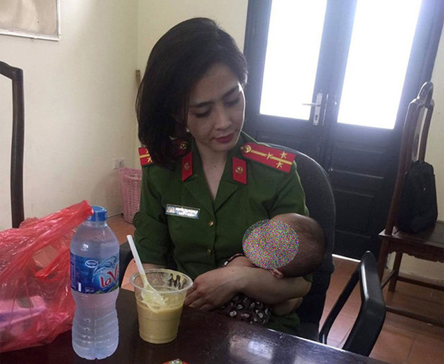 Thượng úy Nguyễn Khánh Vi kể lại giây phút cứu cháu bé suýt bị “ném” xuống cầu - Hình 2 Thuong uy Nguyen Khanh Vi ke lai giay phut cuu chau be suyt bi “nem” xuong cau-Hinh-2