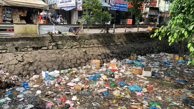 TP HCM: Rac thai phu kin mot dong kenh ?-Hinh-2