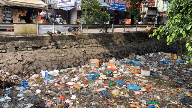 TP HCM: Rac thai phu kin mot dong kenh ?-Hinh-2