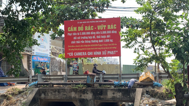 TP HCM: Rác thải phủ kín một dòng kênh ? - Hình 3 TP HCM: Rac thai phu kin mot dong kenh ?-Hinh-3