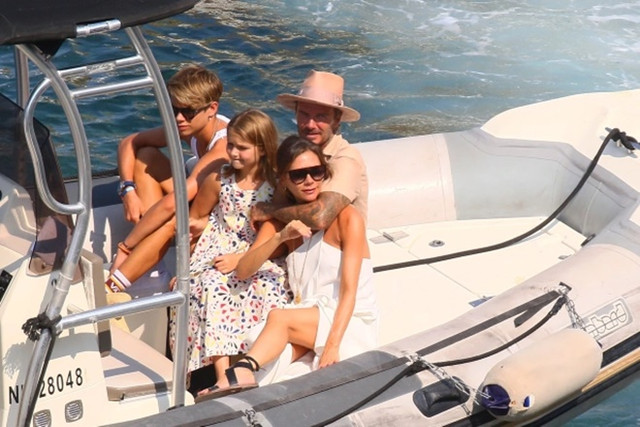 Du thuyền 6,6 triệu USD được ví như 'cung điện pha lê thu nhỏ' của gia đình David Beckham - Hình 3 Du thuyen 6,6 trieu USD duoc vi nhu 'cung dien pha le thu nho' cua gia dinh David Beckham-Hinh-3