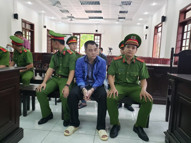 Giang '36' bao vây xe chở công an lãnh 4 năm tù - Hình 2 Giang '36' bao vay xe cho cong an lanh 4 nam tu-Hinh-2