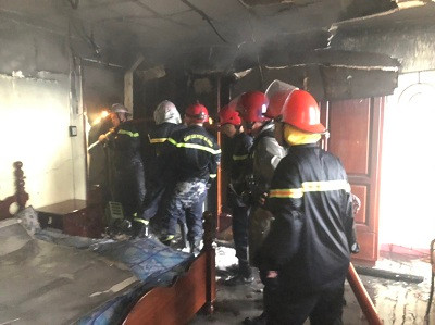 Giải cứu 7 người trong căn nhà 3 tầng bốc cháy dữ dội ở Sài Gòn - Hình 2 Giai cuu 7 nguoi trong can nha 3 tang boc chay du doi o Sai Gon-Hinh-2