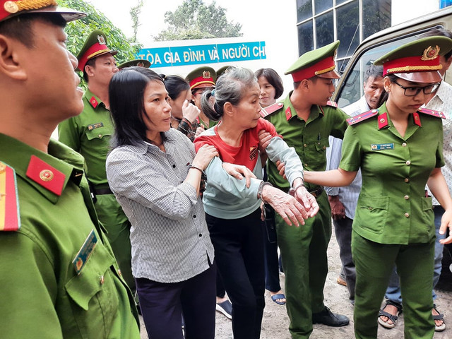 Bị cáo trong nhóm giết người bỏ xác trong thùng phuy được dìu tới toà - Hình 3 Bi cao trong nhom giet nguoi bo xac trong thung phuy duoc diu toi toa-Hinh-3