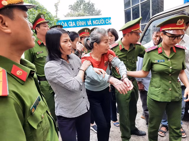 Bị cáo trong nhóm giết người bỏ xác trong thùng phuy được dìu tới toà - Hình 3 Bi cao trong nhom giet nguoi bo xac trong thung phuy duoc diu toi toa-Hinh-3