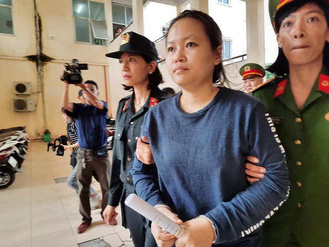 Bị cáo trong nhóm giết người bỏ xác trong thùng phuy được dìu tới toà - Hình 2 Bi cao trong nhom giet nguoi bo xac trong thung phuy duoc diu toi toa-Hinh-2