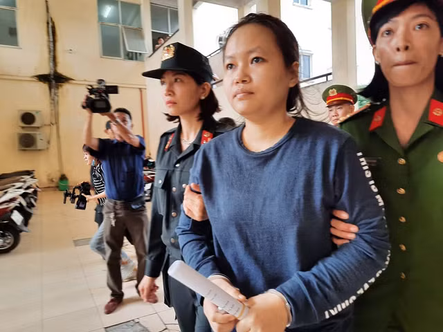 Bị cáo trong nhóm giết người bỏ xác trong thùng phuy được dìu tới toà - Hình 2 Bi cao trong nhom giet nguoi bo xac trong thung phuy duoc diu toi toa-Hinh-2