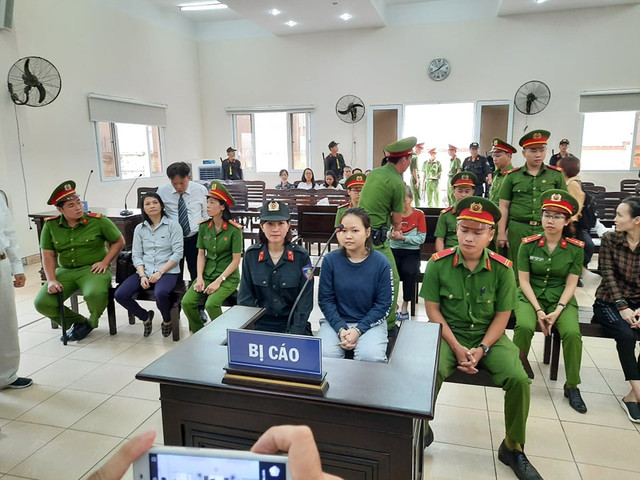 Bị cáo trong nhóm giết người bỏ xác trong thùng phuy được dìu tới toà Bi cao trong nhom giet nguoi bo xac trong thung phuy duoc diu toi toa