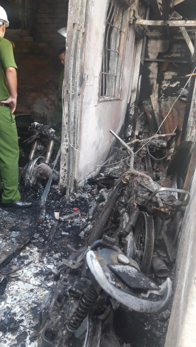 Vụ đốt nhà làm 5 mẹ con tử vong ở Sài Gòn: Nghi phạm tung tin gia đình nạn nhân nợ tiền giang hồ - Hình 3 Vu dot nha lam 5 me con tu vong o Sai Gon: Nghi pham tung tin gia dinh nan nhan no tien giang ho-Hinh-3