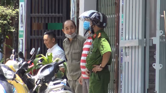 Vu thi the be trai so sinh trong vali o can phong tro: Tu vong do benh ly?