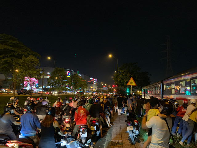 Nguoi dan ong bi tau hoa keo le hang chuc met-Hinh-2