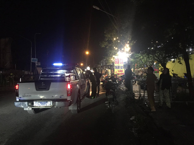 Vụ nhóm côn đồ chém 1 người đứt lìa tay: Do 2 nữa tiếp viên quán cà phê mâu thuẫn Vu nhom con do chem 1 nguoi dut lia tay: Do 2 nua tiep vien quan ca phe mau thuan