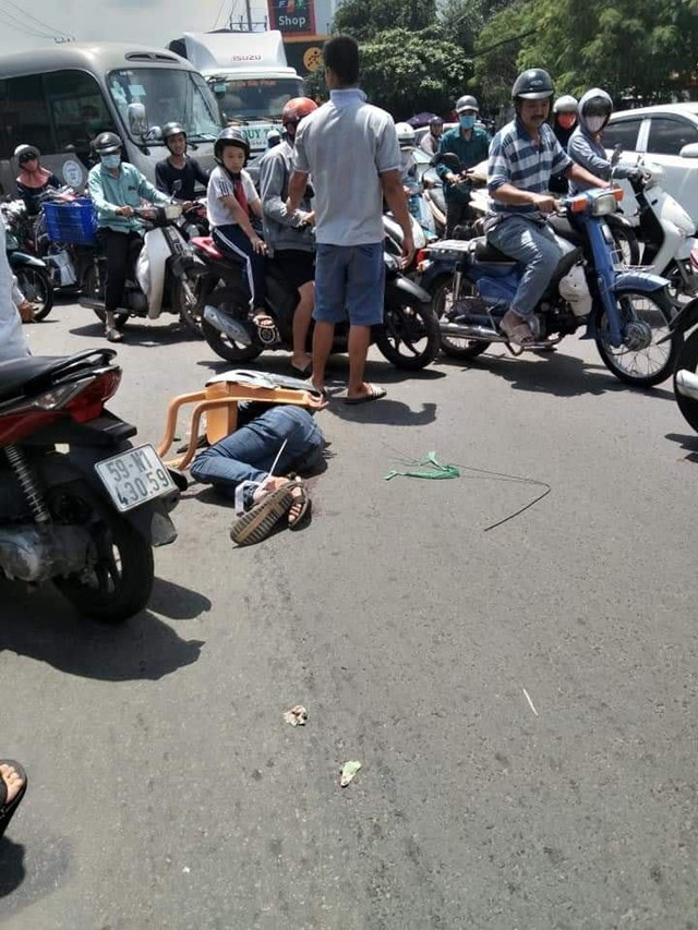 Nhóm trộm xe SH đâm 3 người bị thương trên phố Sài Gòn Nhom trom xe SH dam 3 nguoi bi thuong tren pho Sai Gon