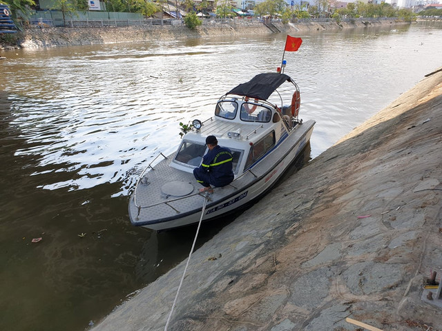 Hai vợ chồng nhảy kênh Tàu Hủ tự tử bỏ lại con nhỏ 3 tuổi Hai vo chong nhay kenh Tau Hu tu tu bo lai con nho 3 tuoi