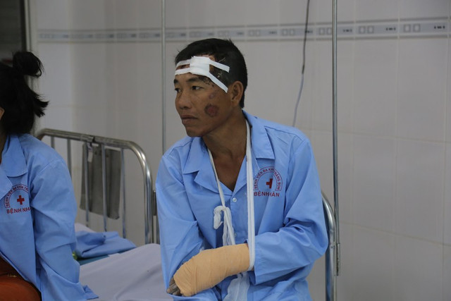 Vụ sập tường khiến 10 nạn nhân tử vong: Lời kể của người thoát chết trong gang tất Vu sap tuong khien 10 nan nhan tu vong: Loi ke cua nguoi thoat chet trong gang tat