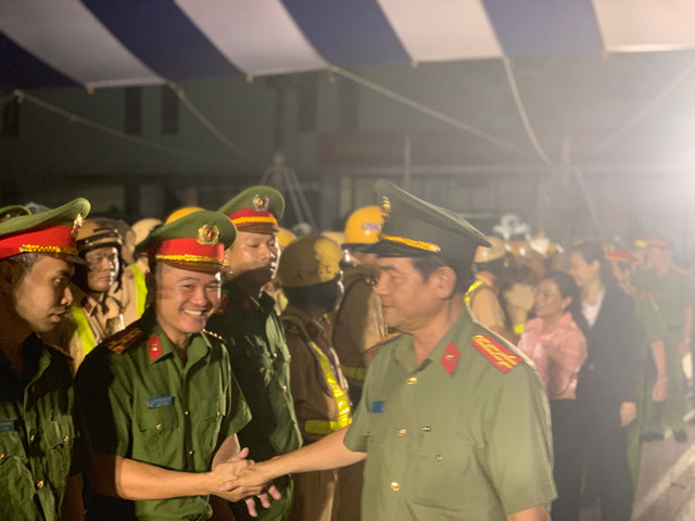 Đại tá Lê Hồng Nam phát động lễ xuất quân tấn công trấn áp tội phạm - Hình 4 Dai ta Le Hong Nam phat dong le xuat quan tan cong tran ap toi pham-Hinh-4