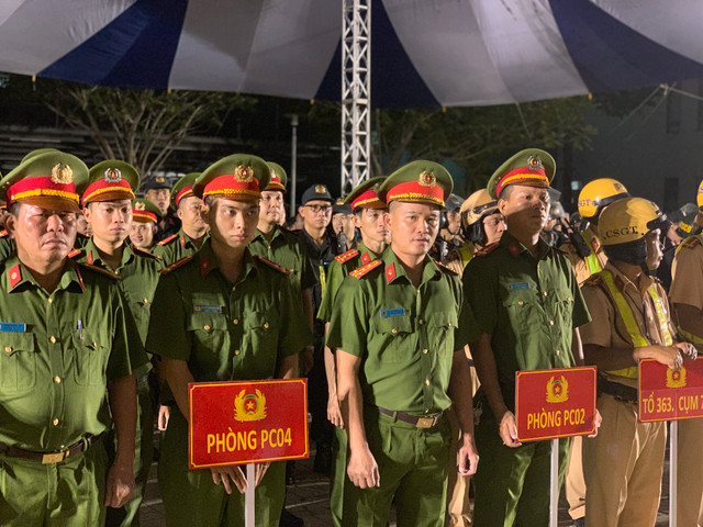 Đại tá Lê Hồng Nam phát động lễ xuất quân tấn công trấn áp tội phạm - Hình 5 Dai ta Le Hong Nam phat dong le xuat quan tan cong tran ap toi pham-Hinh-5