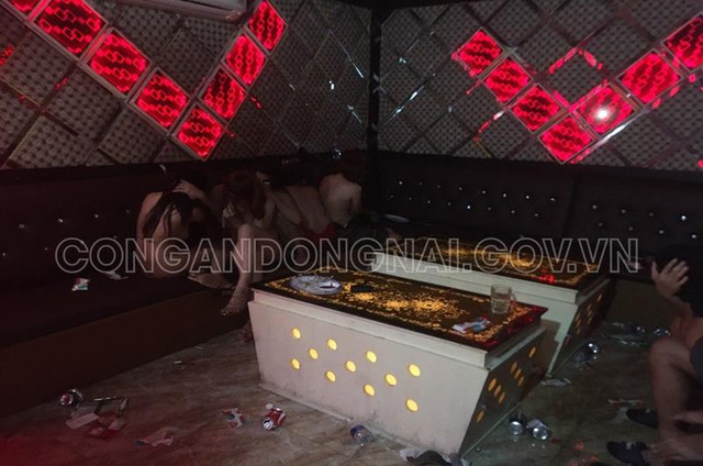 5 nữ nhân viên khoả thân thác loạn với khách trong quán karaoke Dòng Đời 5 nu nhan vien khoa than thac loan voi khach trong quan karaoke Dong Doi