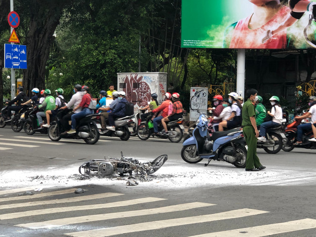 Xe may cua 2 ten cuop boc chay giua duong Sai Gon-Hinh-3