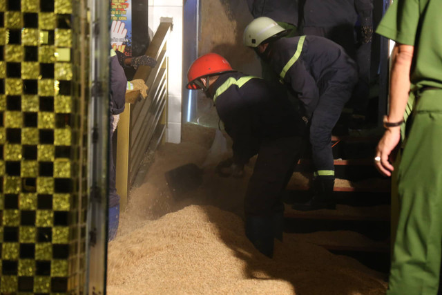 Cận cảnh công an đào bới đống đổ nát tìm các nạn nhân trong vụ sập vũ trường King Night - Hình 4 Can canh cong an dao boi dong do nat tim cac nan nhan trong vu sap vu truong King Night-Hinh-4