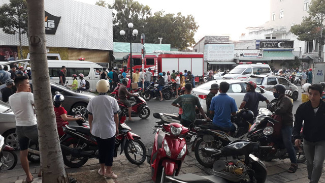 Cận cảnh công an đào bới đống đổ nát tìm các nạn nhân trong vụ sập vũ trường King Night - Hình 7 Can canh cong an dao boi dong do nat tim cac nan nhan trong vu sap vu truong King Night-Hinh-7