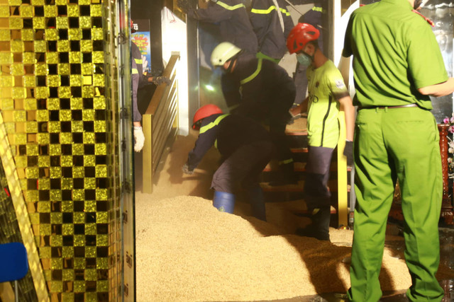 Cận cảnh công an đào bới đống đổ nát tìm các nạn nhân trong vụ sập vũ trường King Night - Hình 2 Can canh cong an dao boi dong do nat tim cac nan nhan trong vu sap vu truong King Night-Hinh-2