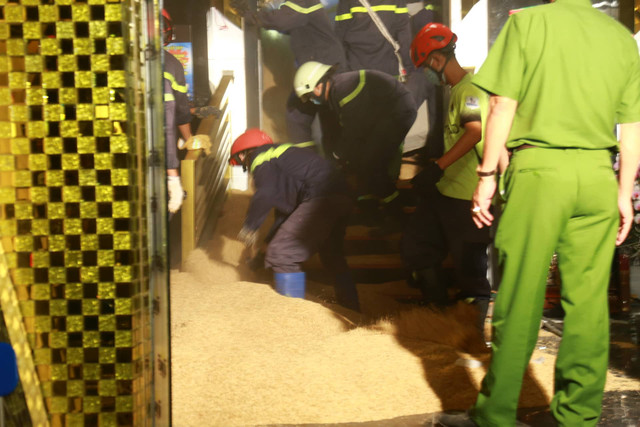 Cận cảnh công an đào bới đống đổ nát tìm các nạn nhân trong vụ sập vũ trường King Night - Hình 5 Can canh cong an dao boi dong do nat tim cac nan nhan trong vu sap vu truong King Night-Hinh-5