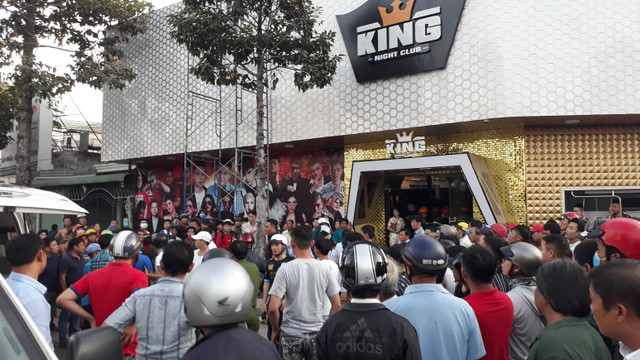 Cận cảnh công an đào bới đống đổ nát tìm các nạn nhân trong vụ sập vũ trường King Night - Hình 6 Can canh cong an dao boi dong do nat tim cac nan nhan trong vu sap vu truong King Night-Hinh-6