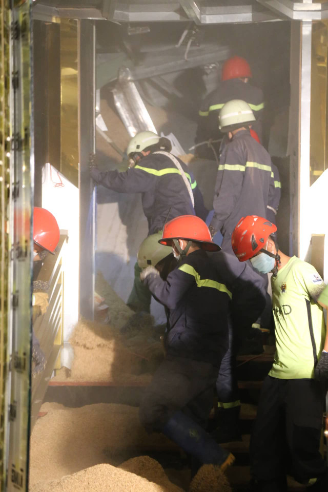 Cận cảnh công an đào bới đống đổ nát tìm các nạn nhân trong vụ sập vũ trường King Night - Hình 3 Can canh cong an dao boi dong do nat tim cac nan nhan trong vu sap vu truong King Night-Hinh-3