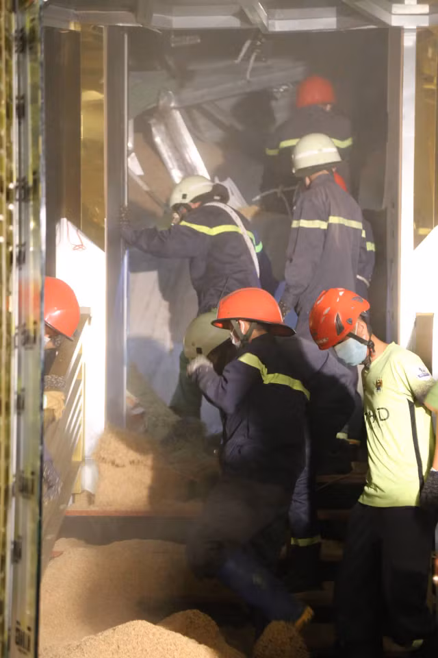 Can canh cong an dao boi dong do nat tim cac nan nhan trong vu sap vu truong King Night-Hinh-3