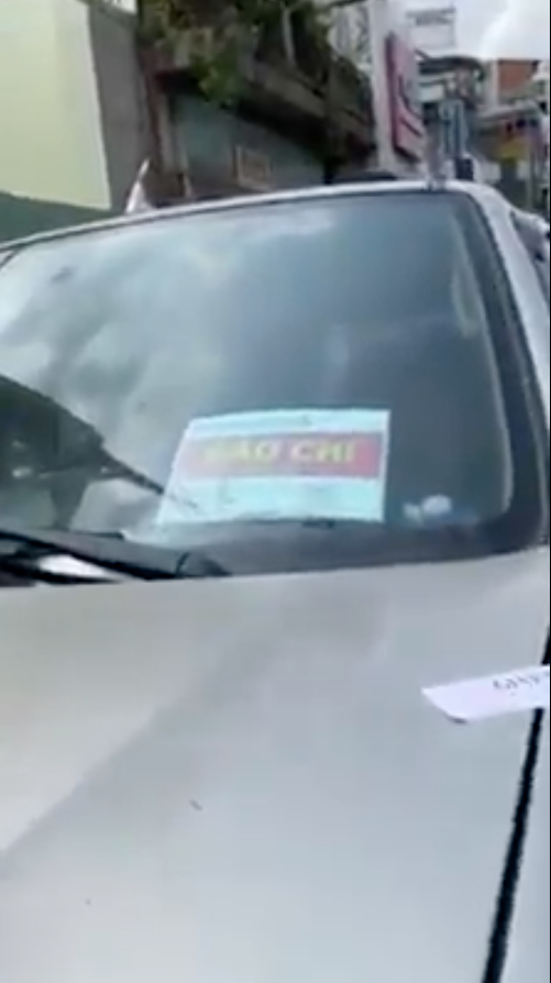 Người đàn ông xưng là nhà báo chửi công an giữa đường Nguoi dan ong xung la nha bao chui cong an giua duong