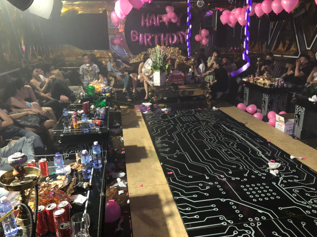 Đột kích vào quán karaoke ở Sài Gòn phát hiện gần 100 dân chơi dương tính ma tuý Dot kich vao quan karaoke o Sai Gon phat hien gan 100 dan choi duong tinh ma tuy