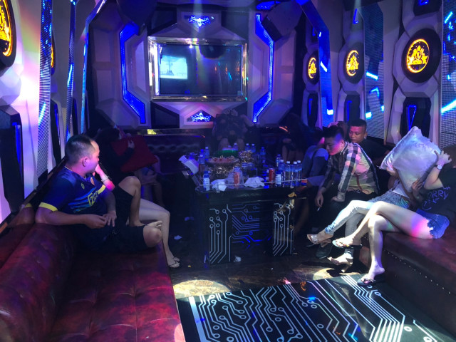 Đột kích vào quán karaoke ở Sài Gòn phát hiện gần 100 dân chơi dương tính ma tuý - Hình 3 Dot kich vao quan karaoke o Sai Gon phat hien gan 100 dan choi duong tinh ma tuy-Hinh-3
