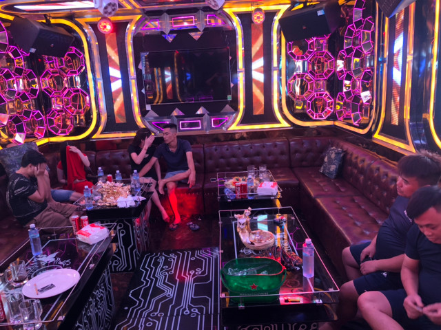 Đột kích vào quán karaoke ở Sài Gòn phát hiện gần 100 dân chơi dương tính ma tuý - Hình 4 Dot kich vao quan karaoke o Sai Gon phat hien gan 100 dan choi duong tinh ma tuy-Hinh-4