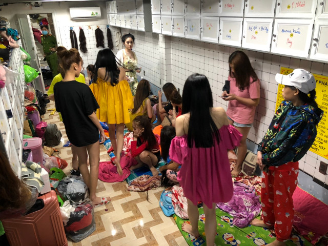 Đột kích vào quán karaoke ở Sài Gòn phát hiện gần 100 dân chơi dương tính ma tuý - Hình 8 Dot kich vao quan karaoke o Sai Gon phat hien gan 100 dan choi duong tinh ma tuy-Hinh-8