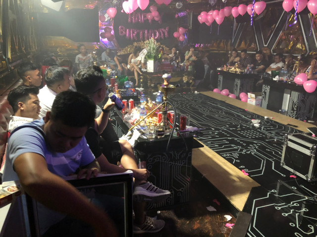 Đột kích vào quán karaoke ở Sài Gòn phát hiện gần 100 dân chơi dương tính ma tuý - Hình 2 Dot kich vao quan karaoke o Sai Gon phat hien gan 100 dan choi duong tinh ma tuy-Hinh-2