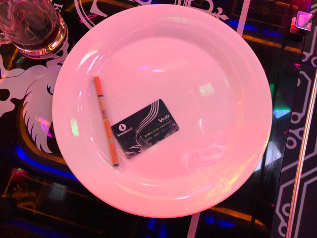 Đột kích vào quán karaoke ở Sài Gòn phát hiện gần 100 dân chơi dương tính ma tuý - Hình 6 Dot kich vao quan karaoke o Sai Gon phat hien gan 100 dan choi duong tinh ma tuy-Hinh-6