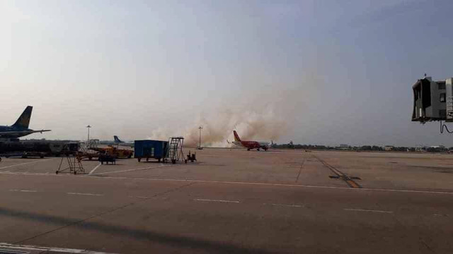 May bay chuan bi cat canh bat ngo no lop, khoi boc cao hang chuc met o san bay Tan Son Nhat-Hinh-4