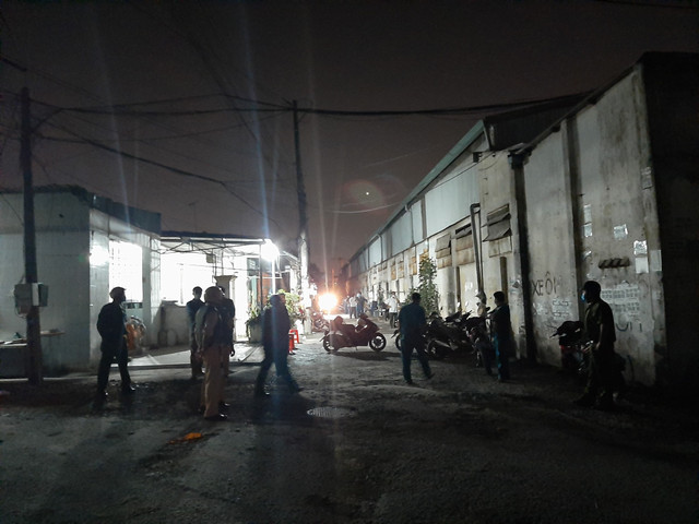 Đôi nam nữ nằm bất động bên vũng máu trong ki ốt Doi nam nu nam bat dong ben vung mau trong ki ot