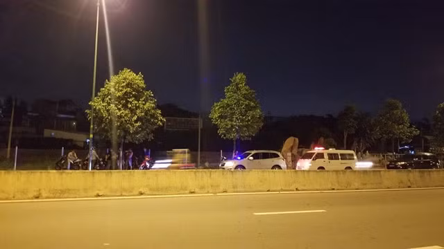 Nguoi phu nu bo 1 ty dong trong cop xe may bi cuop giua duong