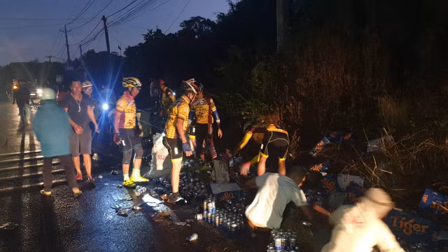 Tai xe container ngoi khoc khi hang tram thung bia do ra duong, nhieu nguoi toi thu gom giup-Hinh-3