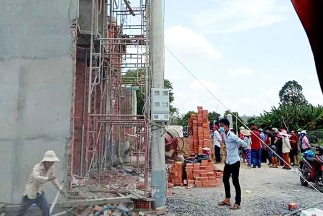 Sập giàn giáo công trình xây dựng, 2 người chết, 6 bị thương - Hình 2 Sap gian giao cong trinh xay dung, 2 nguoi chet, 6 bi thuong-Hinh-2